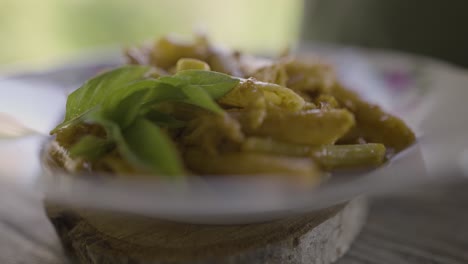 Un-Entusiasta-Culinario-Muestra-La-Gastronomía-Persa-Elaborando-Espaguetis-De-Pasta-Aderezado-Con-Albahaca-Fresca