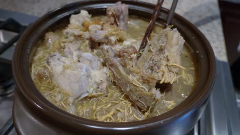 ginseng-pork-bone-soup-in-clay-pot-boiling