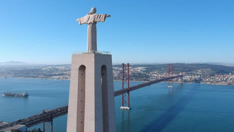Blick-Von-Almada-Auf-Lissabon-Mit-Den-Armen-Der-Christus-König-Statue