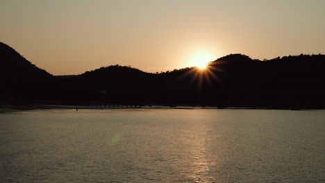 Sonnenuntergang-Hintergrundbeleuchtungshügel-Am-Pattaya-Strand-Ozean-Meer
