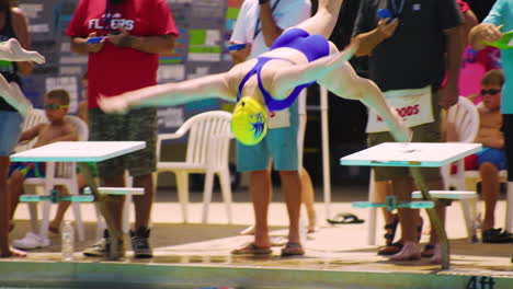 Atleta-Nadador-Profesional-Salta-Al-Agua-De-La-Piscina-Desde-Un-Trampolín