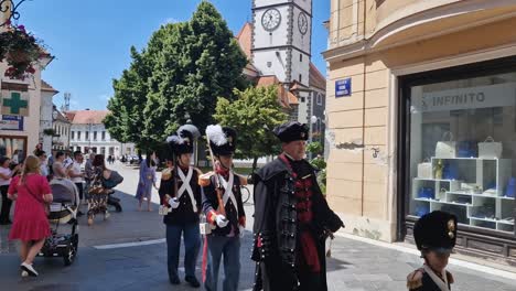Spancirfest-Straßenfest-Bürgergarde-In-Traditioneller-Kleidung-Marschiert-In-Der-Mittelalterlichen-Altstadt