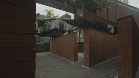 Weitläufige-Korridore-Am-Nationalen-Holocaust-Namensdenkmal-In-Amsterdam,-Niederlande