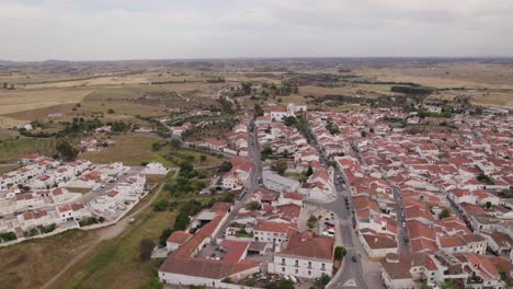 Toma-De-Establecimiento-De-La-Pintoresca-Ciudad-De-Castro-Verde,-Portugal.