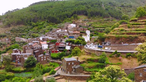 Kleines-Isoliertes-Altes-Dorf,-Eingebettet-Zwischen-Den-Bergen-In-Portugal