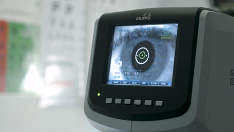 Ophthalmologist-analyzes-a-patient's-eye,-using-biomicroscopy