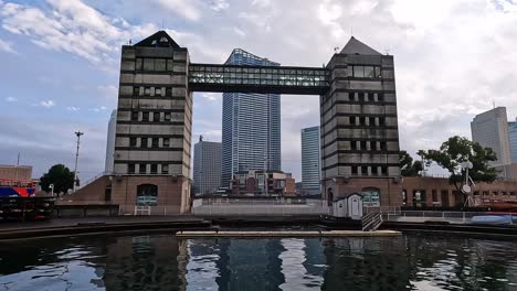 Edificio-De-La-Torre-C-En-El-Puerto-De-Yokohama-Frente-A-La-Cuenca-Del-Puerto