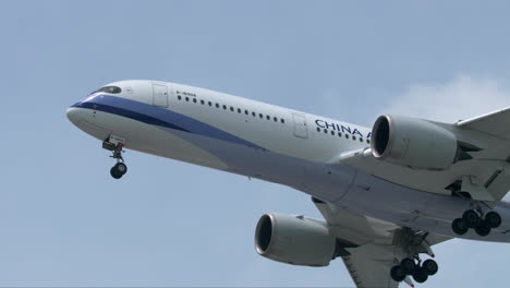 Airbus-De-China-Airlines-Aterriza-En-El-Aeropuerto-De-Suvarnabhumi-En-Bangkok,-Tailandia,-Y-También-Revela-Nubes-Esponjosas-Y-Pájaros-Volando