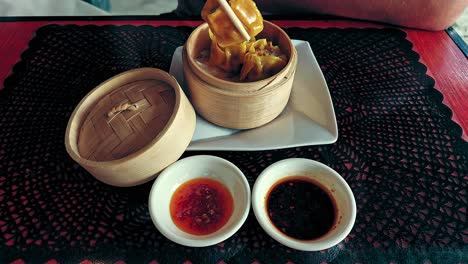Blick-Von-Oben-Auf-Einen-Touristischen-Feinschmecker,-Der-Gedämpfte-Siu-Mai-Oder-Chinesische-Knödel-Isst,-Ein-Traditionelles-Kantonesisches-Gericht