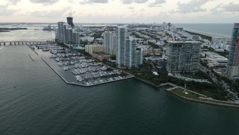 Drone-Aéreo-Del-Edificio-De-Rascacielos-Del-Horizonte-De-Miami-South-Beach