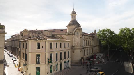 Schwenk-Panoramaaufnahme-Der-Alphonse-Daudet-High-School-In-Nimes,-Frankreich