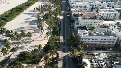 Drohne-Fliegt-über-Der-Berühmten-Ocean-Drive-Road-Avenue-In-Miami-South-Beach