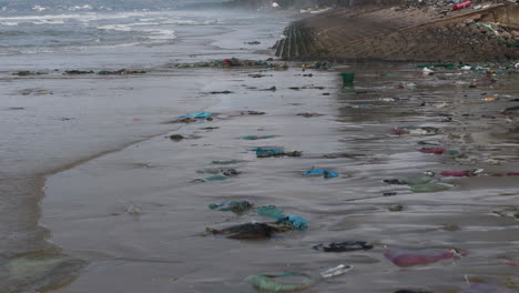 Meeresverschmutzungskonzept-Drohne-Fliegt-In-Der-Nähe-Von-Müll,-Plastikmüll-An-Einem-Sandstrand,-Rettet-Den-Planeten