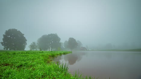 Thick-fog-covers-homestead-in-early-morning,-time-lapse-view