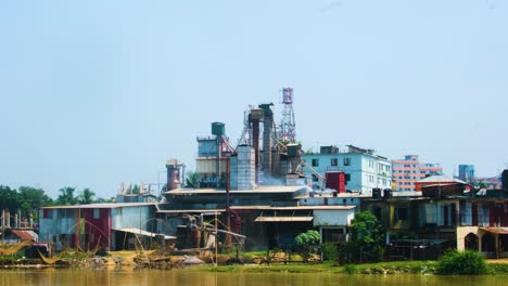 Fábrica-Industrial-Junto-Al-Río