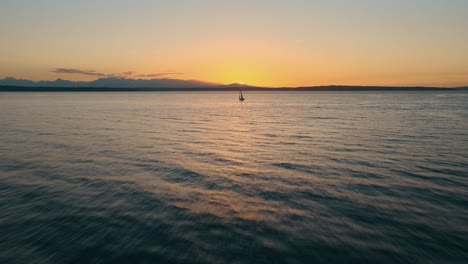 Luftaufnahme-Eines-Segelboots-Auf-Dem-Meer-Vor-Goldenem-Sonnenuntergang-Am-Abend