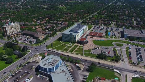Vista-Aérea-Sobre-El-Municipio-Regional-De-Durham,-Departamento-De-Salud-Sobre-Los-Edificios-Y-Carreteras-De-La-Ciudad-De-Whitby,-Ontario,-Canadá