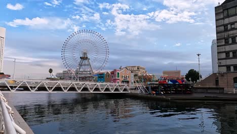 Big-wheel-in-the-bay-area-of-Yokohama,-Japan,-Minato-amusement-park-Yokohama-Cosmo-World