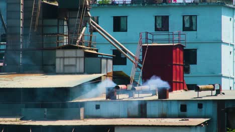 Emisión-De-Humo-De-Gases-Tóxicos-De-La-Chimenea-De-Una-Fábrica-Industrial-En-Bangladesh