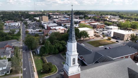 Luftumlaufbahn-Der-Ersten-Baptistenkirche-In-Hickory,-North-Carolina,-North-Carolina