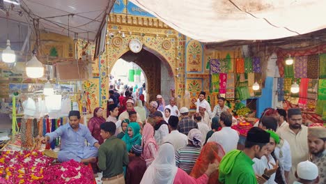 Menschen-Besuchen-Das-Alte-Sufi-Grab-Des-Sufi-Heiligen-Khawaja-Moinuddin-Chishti-Dargah-Am-Tag.-Das-Video-Wurde-Am-19.-August-2023-In-Khwaja-Gharib-Nawaz-Dargah-Sharif-In-Ajmer,-Rajasthan,-Indien,-Aufgenommen
