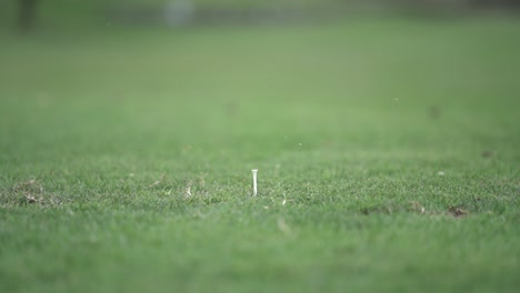 Golfschläger-Schlägt-In-Zeitlupe-Einen-Golfball