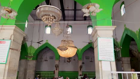 Muslimische-Madasha-In-Einer-Moschee-Für-Bildung-Aus-Einem-Anderen-Blickwinkel.-Das-Video-Wurde-Am-19.-August-2023-In-Khwaja-Gharib-Nawaz-Dargah-Sharif-In-Ajmer,-Rajasthan,-Indien,-Aufgenommen