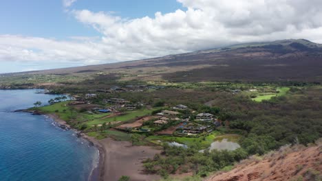 Low-aerial-shot-flying-over-scenic-Maluaka-Beach,-home-of-Turtle-Town,-along-the-southern-coast-of-Maui-in-Hawai'i