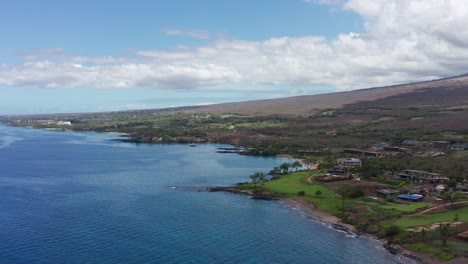 Descending-aerial-panning-shot-of-scenic-Maluaka-Beach,-also-known-as-Turtle-Town,-in-South-Maui,-Hawai'i