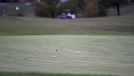 Der-Golfball-Liegt-Auf-Dem-Grün-Eines-Golfplatzes