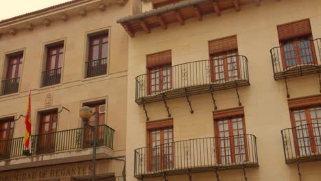 Detail-in-pan-shot-of-typical-architecture-in-Sagunto,-Spain