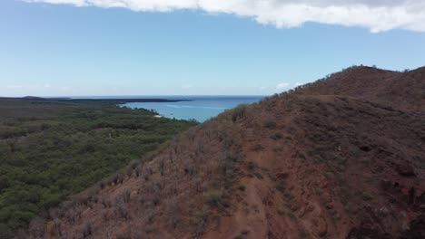 Eine-Niedrige-Luftaufnahme,-Die-über-Den-Schlackenkegelkrater-Pu&#39;u-Olai-Fliegt-Und-Den-Makena-State-Park-Und-Den-Strand-Vor-Der-Südküste-Von-Maui-In-Hawaii-Freigibt