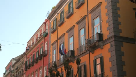 Ventanas-Y-Balcones-Históricos-De-La-Arquitectura-De-Nápoles-En-Italia.