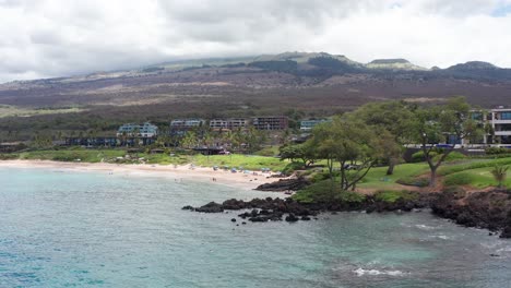 Low-aerial-shot-pushing-in-on-scenic-Maluaka-Beach,-also-known-as-Turtle-Town,-on-the-south-coast-of-Maui-in-Hawai'i