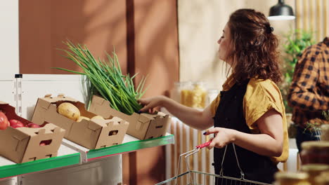 Mujer-Rellenando-Estantes-De-Supermercado-Ecológico