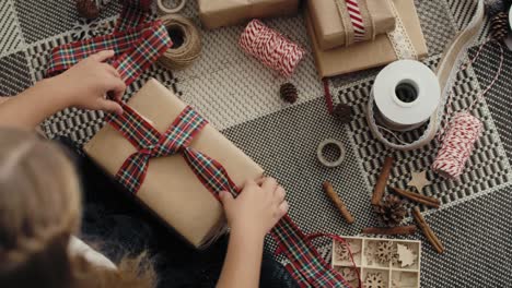 Draufsicht-Auf-Ein-Kaukasisches-Kleines-Mädchen,-Das-Weihnachtsgeschenke-Auf-Dem-Boden-Verpackt.