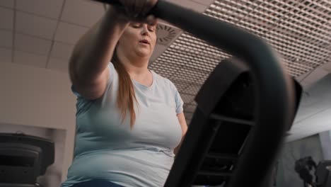 Von-Unten-Nach-Unten-Einer-übergewichtigen-Frau,-Die-Im-Fitnessstudio-Trainiert.
