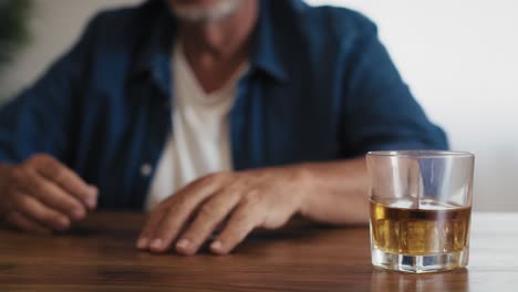 Älterer-Kaukasischer-Mann-Mit-Alkoholproblem.