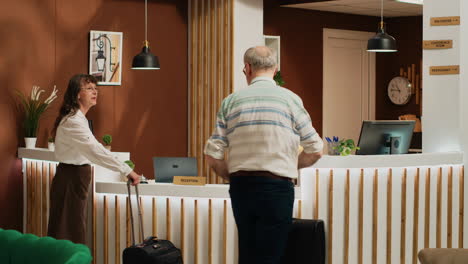 Los-Ancianos-Tocan-El-Timbre-De-Servicio-En-El-Hotel.