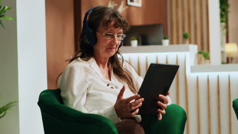 Mujer-Jubilada-Usando-Tablet-En-El-Lobby