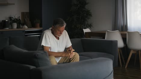 Älterer-Kaukasischer-Mann-Mit-Psychischen-Problemen,-Der-Zu-Hause-Auf-Der-Couch-Sitzt.