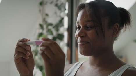 Nahaufnahme-Einer-Gestressten-Afroamerikanischen-Frau,-Die-Auf-Die-Ergebnisse-Eines-Schwangerschaftstests-Wartet.