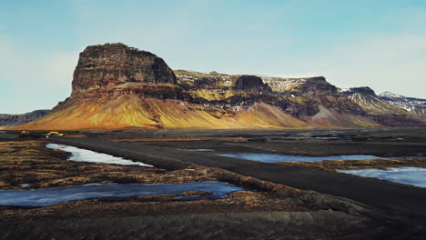 Toma-De-Drone-De-Una-Majestuosa-Montaña-En-Islandia