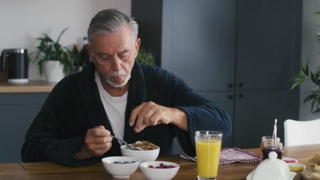 Älterer-Kaukasischer-Mann,-Der-Zu-Hause-Frühstückt.