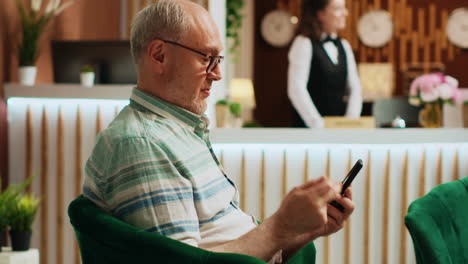 Hombre-Jubilado-Revisando-La-Aplicación-Para-Teléfonos-Inteligentes