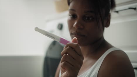 Nahaufnahme-Einer-Gestressten-Afroamerikanischen-Frau,-Die-Auf-Die-Ergebnisse-Eines-Schwangerschaftstests-Wartet.