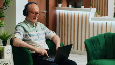 Elderly-man-watching-movie-on-laptop