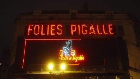 Folies-Pigalle-Ofrece-Deslumbrantes-Espectáculos-De-Cabaret-Y-Un-Ambiente-Animado-Que-Atrae-A-Visitantes-De-Todo-El-Mundo.