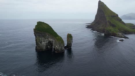 Mystical-Drangarnir-sea-stacks-and-Tindholmur,-Faroe-Islands