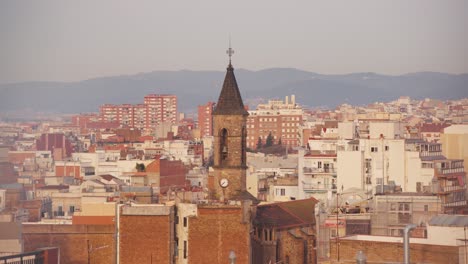 Les-Corts-De-Sarrià-Edificios-Residenciales-Y-Barrio-Bajo-Un-Cielo-Gris-Y-Brumoso-Debido-Al-Cambio-Climático,-Barcelona,-España
